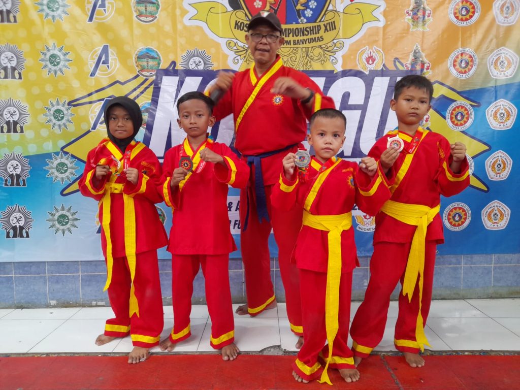 Empat atlet peraih medali bersama pembina Tapak SUci